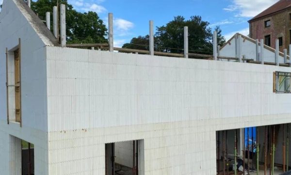 Une entreprise fabrique des briques en polystyrène pour rénover et construire des maisons sans chauffage