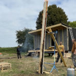 Des architectes fabriquent un bardage en bois brûlé pour une cabane