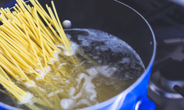 La cuisson passive des pâtes permet-elle de faire des économies ?