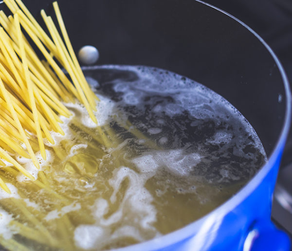 La cuisson passive des pâtes permet-elle de faire des économies ?