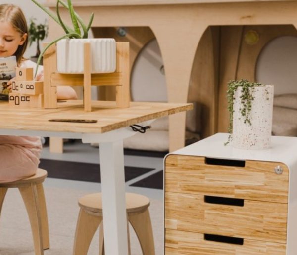 Recycler les baguettes chinoises et les transformer en meuble