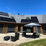 une maison avec des panneaux solaires sur le toit