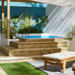une mini piscine en bois dans un jardin