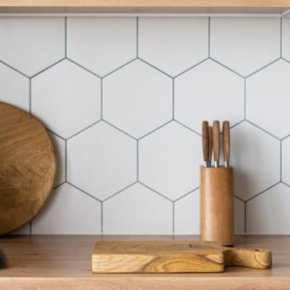 12 idées de crédences pour ajouter du cachet à une cuisine blanche