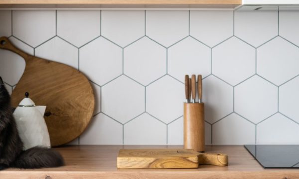 12 idées de crédences pour ajouter du cachet à une cuisine blanche