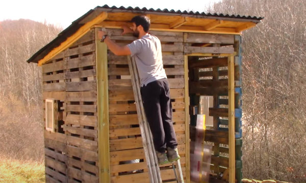 4 tutos YouTube pour construire son abri de jardin en palettes