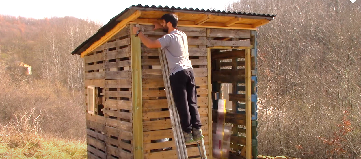 4 tutos YouTube pour construire son abri de jardin en palettes