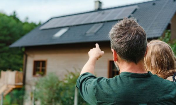 Partager ou financer l'énergie solaire entre voisins, une tendance qui prend son essor partout en France