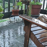 Un balcon et des plantes trempés par la pluie