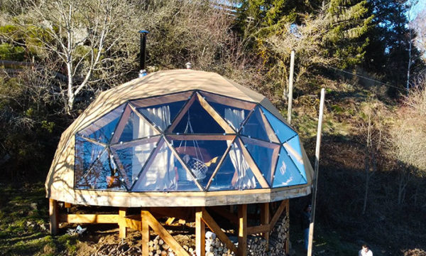 Maxime a tout quitté pour construire son dôme géodésique, une maison écolo et peu coûteuse