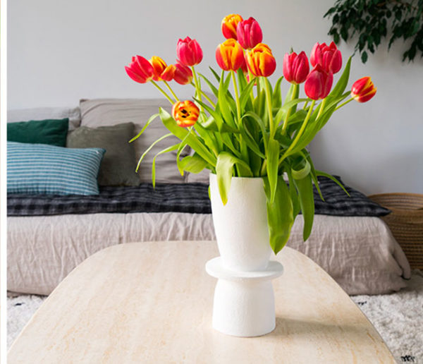 Tuto : Réalisez un vase chic et graphique pour des bouquets printaniers