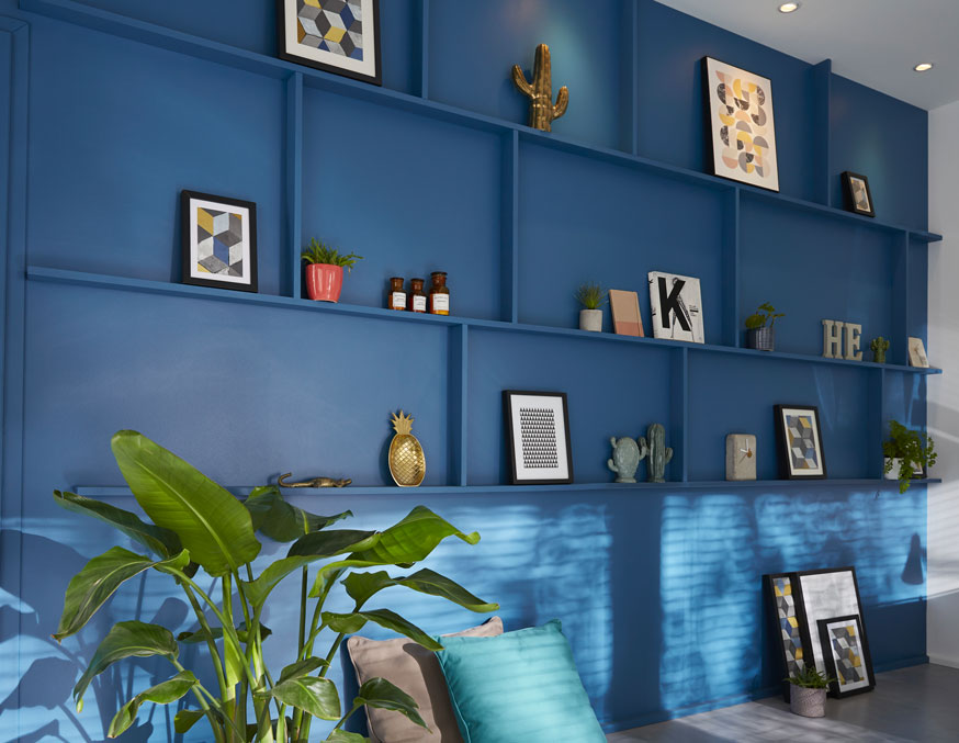 La bibliothèque avec son bleu intense réalisé avec la peinture GoodHome "Lapis lazuli" 
