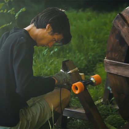 Il fabrique sa roue à eau pour produire lui-même de l'électricité avec l'énergie hydraulique
