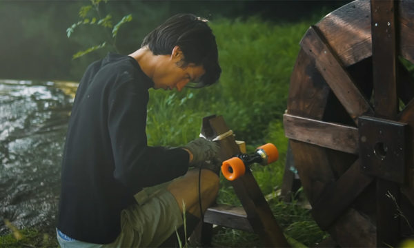 Il fabrique sa roue à eau pour produire lui-même de l'électricité avec l'énergie hydraulique