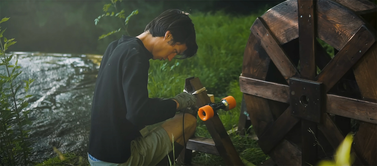 Il fabrique sa roue à eau pour produire lui-même de l'électricité avec l'énergie hydraulique