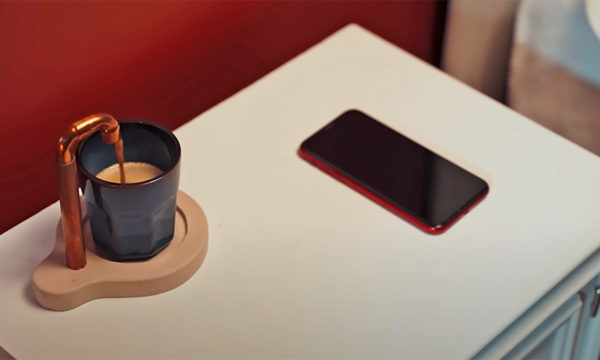 Découvrez la table de nuit qui fait le café toute seule