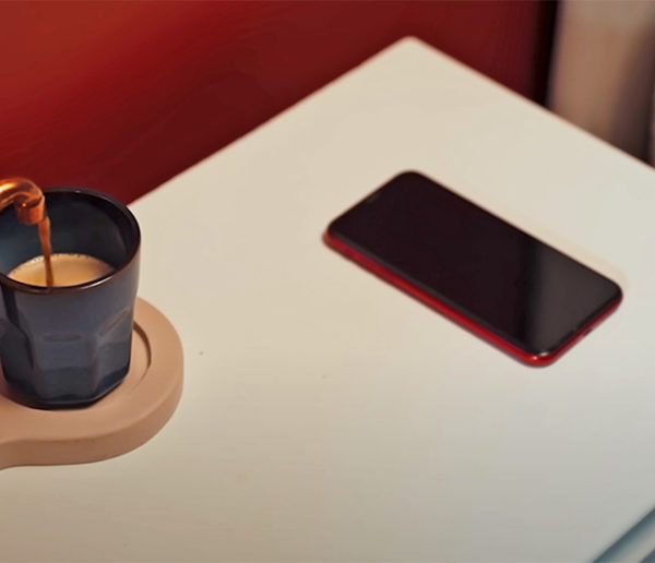 Découvrez la table de nuit qui fait le café toute seule