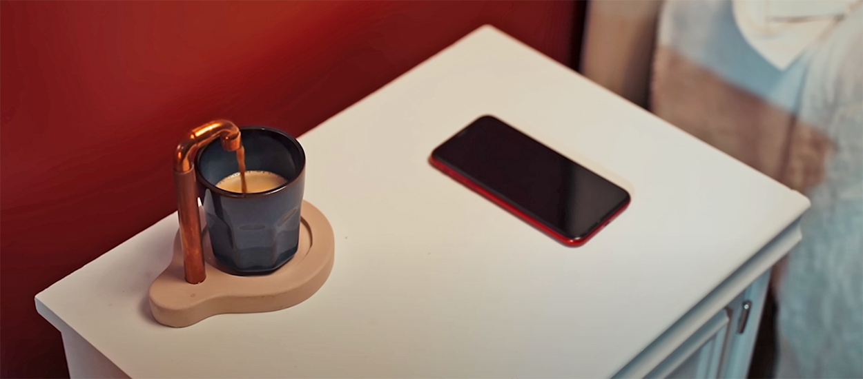 Découvrez la table de nuit qui fait le café toute seule