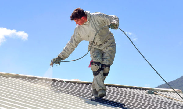 Faites votre propre peinture blanche réfléchissante pour repeindre votre toiture et gagner en confort d'été