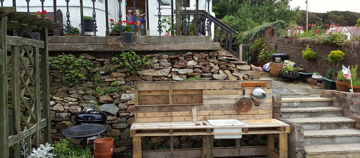 Comment fabriquer une "mud kitchen", ces petites cuisines d'extérieur pour enfants ?