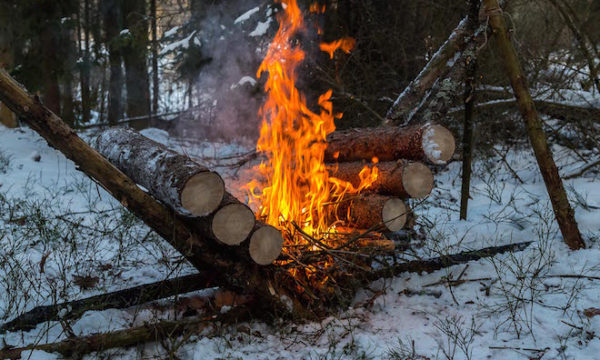 Comment faire un feu auto-alimenté qui brûle pendant toute la nuit (et est-ce une bonne idée) ?