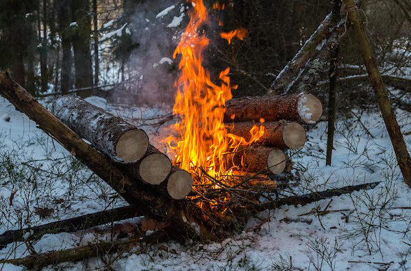 Comment faire un feu auto-alimenté qui brûle pendant toute la nuit (et est-ce une bonne idée) ?