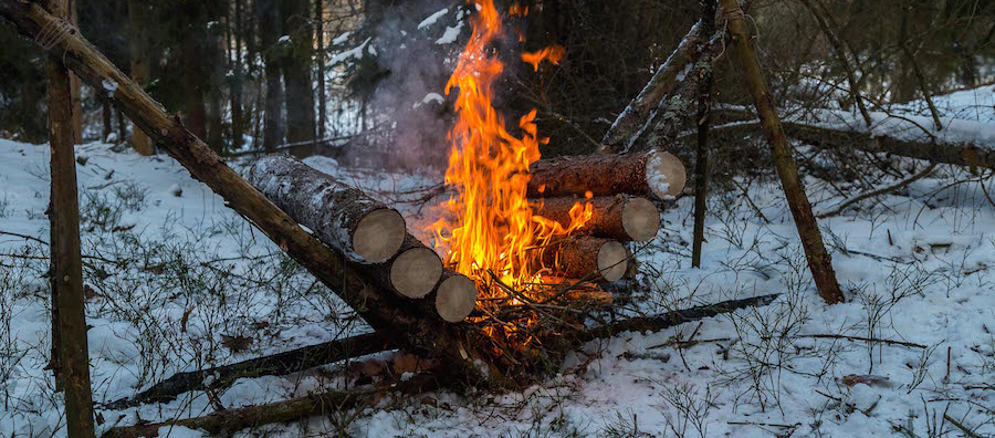 Comment faire un feu auto-alimenté qui brûle pendant toute la nuit (et est-ce une bonne idée) ?