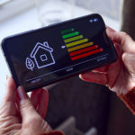 une dame âgée senior regarde une application pour connaître la performance énergétique de son logement