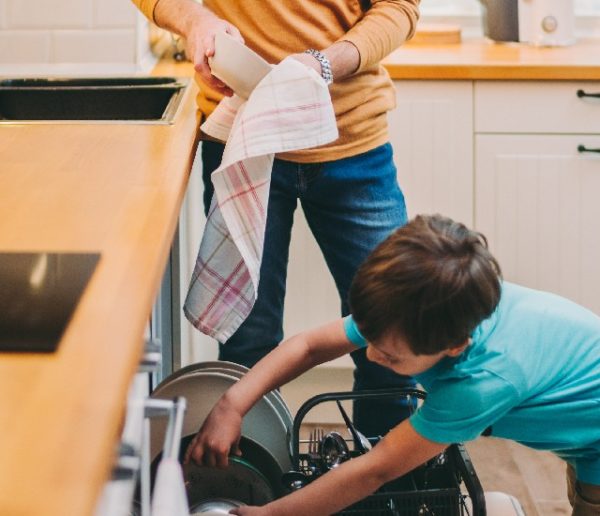 Choisir de laver la vaisselle à la main ou avec un lave-vaisselle? -  Écohabitation