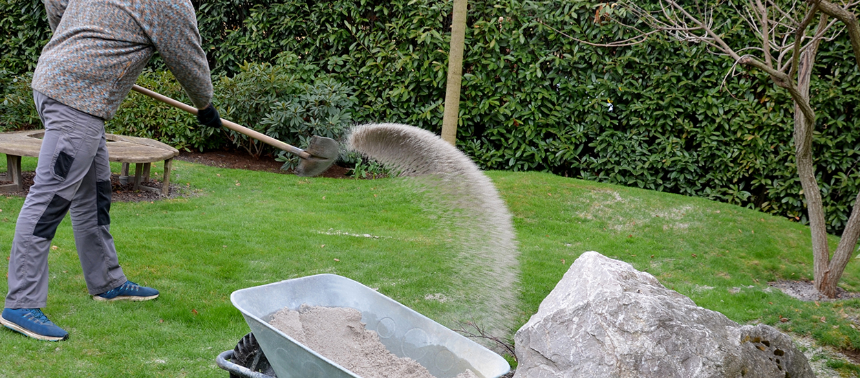 Pourquoi mettre du sable sur votre pelouse peut sauver votre jardin ?