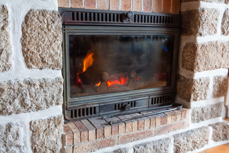 Entretenir sa cheminée : 4 recettes écolo pour récurer votre vitre