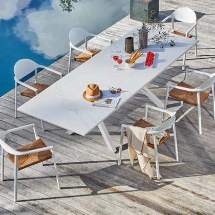 Matière, format, couleur : comment faire une table sur-mesure pour votre terrasse ?