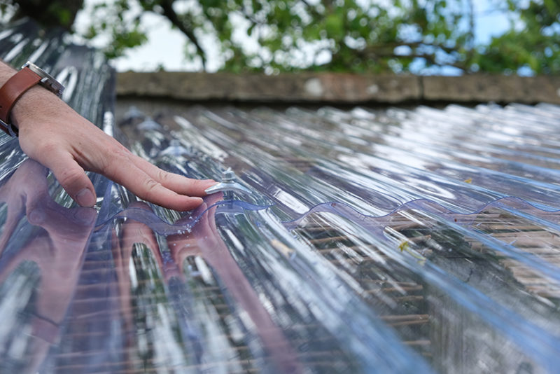 Tuto : Réalisez une couverture de pergola étanche en canisse
