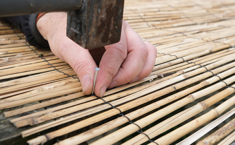 Tuto : Réalisez une couverture de pergola étanche en canisse