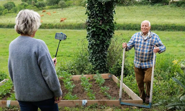 Grâce à ses conseils de jardinage, ce papi est devenu une star des réseaux sociaux !