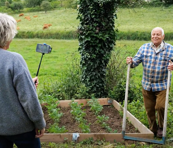Grâce à ses conseils de jardinage, ce papi est devenu une star des réseaux sociaux !
