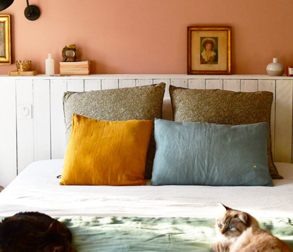 Tuto : Réalisez une tête de lit en soubassement avec des planches de bois brut