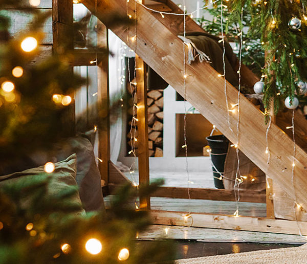 Guirlandes lumineuses : Astuces pour une déco magique et économique à Noël