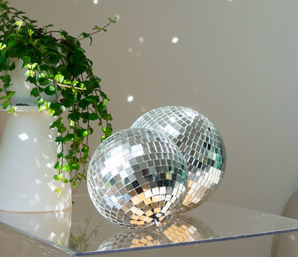 12 inspirations pour intégrer la boule disco dans sa déco