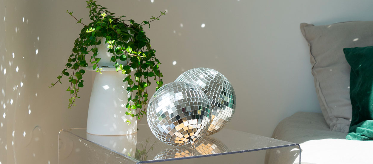 12 inspirations pour intégrer la boule disco dans sa déco