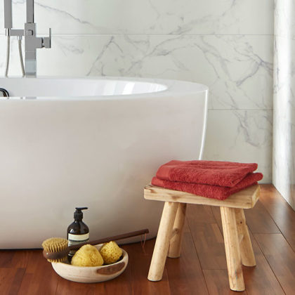 Comment associer marbre et bois dans une salle de bains ? Nos conseils déco