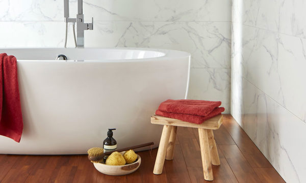 Comment associer marbre et bois dans une salle de bains ? Nos conseils déco