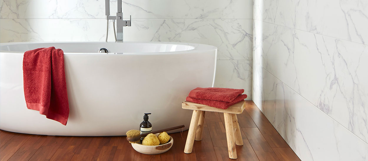 Comment associer marbre et bois dans une salle de bains ? Nos conseils déco
