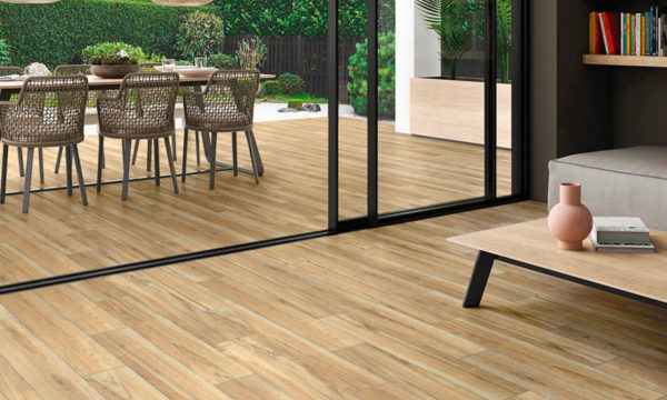 Carrelage intérieur-extérieur : créez une harmonie parfaite du salon à la terrasse