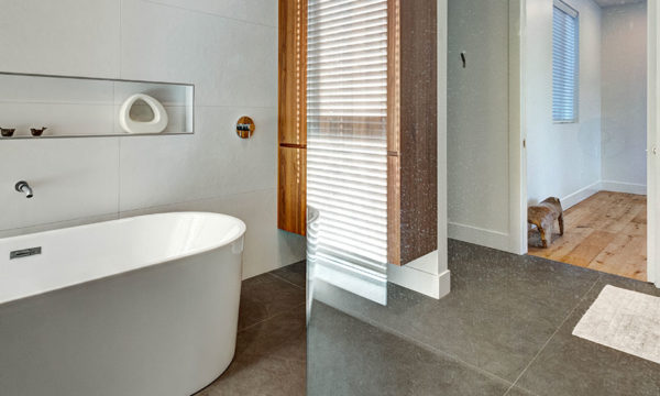 7 idées pour créer une niche encastrée dans sa salle de bains