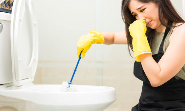 Comment enlever les taches marron et le calcaire au fond des toilettes ?