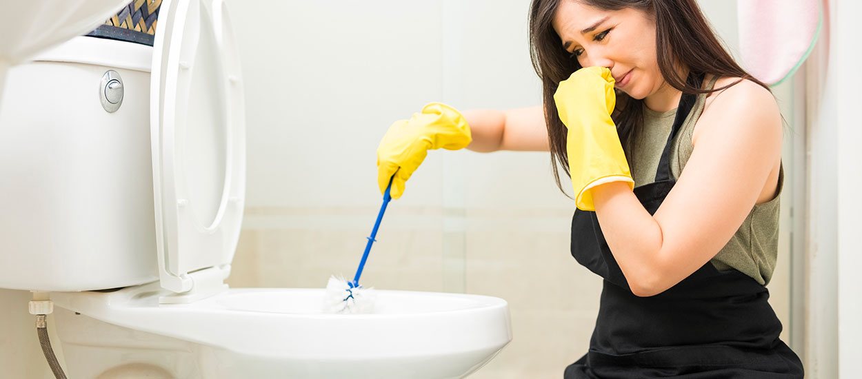 Comment enlever les taches marron et le calcaire au fond des toilettes ?