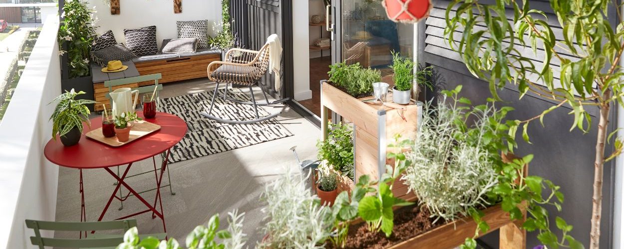 Comment créer son petit jardin de plantes aromatiques sur son balcon ?