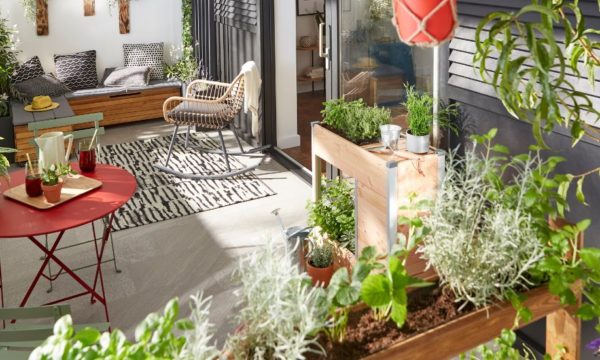 Comment créer son petit jardin de plantes aromatiques sur son balcon ?