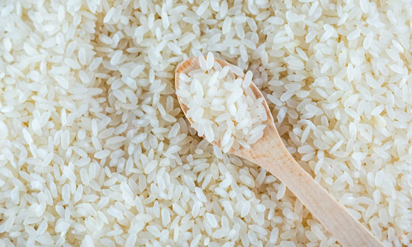 Pourquoi mettre un bol de riz dans le frigo ou l'armoire ? Une astuce à connaître